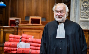 (FILES) This file photo taken on April 2, 2013 shows French lawyer Bernard Ripert standing at Lyon's criminal courtroom.
French lawyer Bernard Ripert has been placed on May 23, 2016 in a psychiatric unit following a medical exam while he was held in police custody. / AFP PHOTO / JEFF PACHOUD
