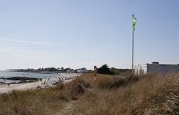 Le corps sans vie d’un jeune homme retrouvé sur une plage en Bretagne