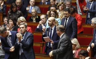 Stanislas Guérini, le secrétaire général de La République en marche, au milieu des députés de la majorité.