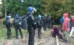 Des opposants au projet autoroutier du Grand contournement Ouest de Strasbourg bloqués par des gendarmes à proximité de la ZAD de Kolbsheim.