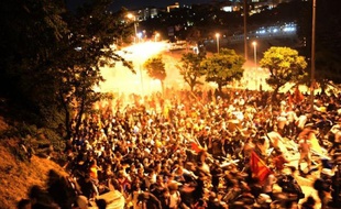 La tension restait vive en Turquie mercredi matin au sixième jour des manifestations contre le Premier ministre turc Recep Tayyip Erdogan qui ont vu de nouveau des milliers de personnes descendre dans les rues d'Istanbul et d'Ankara.