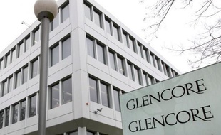 Le Fonds souverain Qatar Holding, deuxième actionnaire du groupe minier suisse Xstrata, réclame une amélioration des conditions de la fusion du groupe avec son concurrent Glencore, faisant peser une menace sur le projet à deux semaines d'assemblées générales cruciales censées valider le mariage.