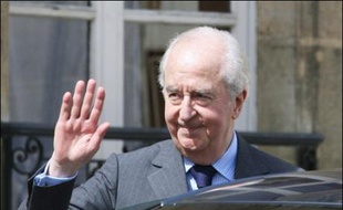 Edouard Balladur présidera la commission de réflexion sur les institutions que doit annoncer dans l'après-midi François Fillon, a indiqué mardi l'ancien ministre UMP Henri Cuq, à l'issue de la réunion des députés UMP à laquelle participait le Premier ministre.