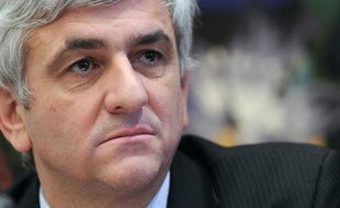 Le président du Nouveau Centre Hervé Morin, candidat à la présidence de la République, a "officiellement" demandé lundi le versement des comptes de la campagne présidentielle d'Edouard Balladur en 1995 au dossier d'instruction de l'affaire Karachi.