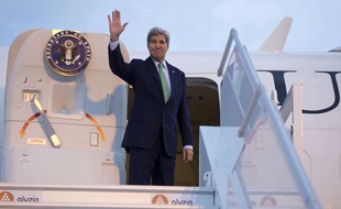 Le secrétaire d'Etat américain John Kerry embarque dans son avion de l'U.S. Air Force, à l'aéroport d'Orly, le 16 octobre 2014.