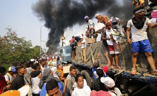 Le président vénézuélien Nicolas Maduro a ordonné la fermeture de plusieurs portions des frontières, notamment avec la Colombie et le Brésil, pour empêcher l'entrée de l'aide humanitaire.