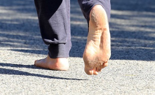 Et si les Parisiens pouvaient enfin laisser leurs chaussures au placard? Nadia Ammar, professeure de danse orientale, profite de la seconde édition du budget participatif pour proposer l'idée...