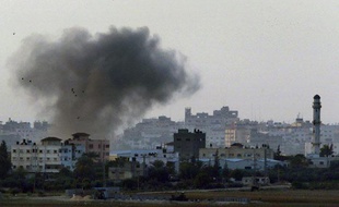 De la fumée s'élève du centre de Gaza après un bombardement israélien, le 19 novembre 2012.