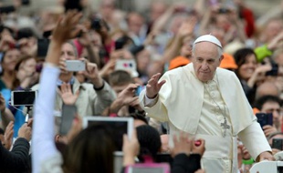 Le pape François salue la foule place Saint-Pierre au Vatican, le 11 mai 2016