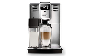 La machine à expresso Philips EP5365/10 S5000 avec carafe à lait.