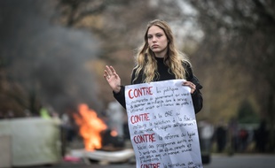 Une lycéenne à Pau qui manifeste contre les réformes dans l'éducation.Crédit:QUENTIN TOP/SIPA