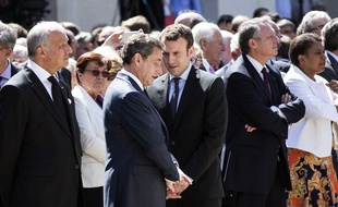 Nicolas Sarkozy en pleine discussion avec Emmanuel Macron durant la cérémonie d'hommage à Michel Rocard, à l'Hôtel des Invalides, le 7 juillet 2016.