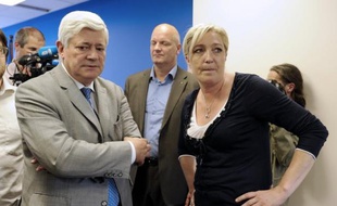 Le député européen du Front national, Bruno Gollnisch, sera candidat du FN aux municipales à Hyères (Var), a annoncé samedi à La Rochefoucauld (Charente) la présidente du FN, Marine Le Pen.