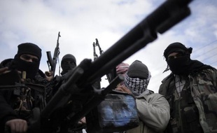 Aux côtés des insurgés syriens, une poignée de jihadistes sunnites combat le président Bachar al-Assad. Elle constitue l'extrême minorité des opposants armés au régime, mais le phénomène pourrait s'amplifier.
