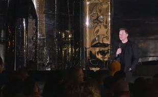 Elon Musk lors de sa conférence de presse, devant la fusée Starship.