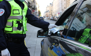 Illustration de policiers, ici en novembre 2020 lors d'un contrôle des attestations de déplacement imposées par le confinement, à Rennes.