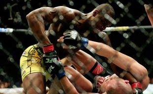 L'Américain Ovince Saint Preux frappe son compatriote Patrick Cummins, à terre lors d'un combat de MMA (Ultimate fighting championship) en catégorie mi-lourds, au Prudential Center de Newark, le 18 avril 2015