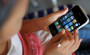 La majorité des enfants de moins de 12 ans est habituée à utiliser les smartphones, tablettes et ordinateurs présents à la maison, un usage accueilli plutôt favorablement par les parents.