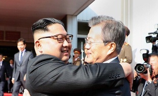Le prédisent sud-coréen, Moon Jae-in (D), et son homologue nord-coréen, Kim Jong-un s'étreignent lors de leur seconde rencontre à Panmunjom, à la frontière des deux Corée, le 26 mai 2018.