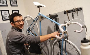Antoine Serny, 32 ans, répare de vieux modèles de vélos.