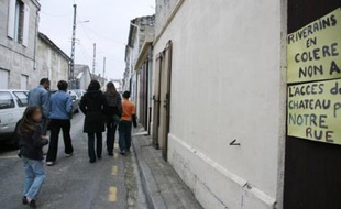 La rue Raymond-Lis est quasi-dépourvue de trottoir. Son étroitesse permet juste de garer sa voiture devant chez soi.