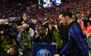 Zlatan Ibrahimovic entre sur la pelouse du Parc pour son dernier match en Ligue 1 avec le PSG, le 14 mai 2016.