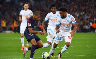 Kylian Mbappé bien pris par Jordan Amavi.