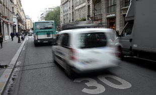 Une voiture dans le centre de Paris, le 26 mai 2015