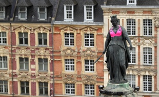 Le Déesse de Lille aux couleurs d'octobre rose.