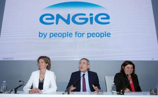 Le patron de GDF Suez, Gérard Mestrallet, entouré de Isabelle Kocher, directrice générale déléguée et de Valérie Bernis, directrice générale adjointe, le 24 avril 2015, à l'occasion du lancement du nouveau nom du groupe à Paris
