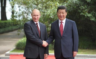 Le président chinois Xi Jinping (d) et le président russe Vladimir Poutine à Shanghai, le 20 mai 2014