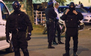 Des policiers dans le quartier du Lauricisque, à Pointe-a-Pitre en Guadeloupe. Illustration