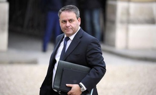 L'ex-patron de l'UMP Xavier Bertrand a déclaré dimanche que Jean-Louis Borloo, démissionnaire du gouvernement après l'échec de sa campagne pour le poste de Matignon, avait "toujours sa place" à la vice-présidence de l'UMP et a souhaité qu'il garde ses liens avec le parti.
