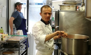 Saïd, réfugié afghan de 25 ans, a concocté les plats servis ce jeudi aux Grands Gamins, à Rennes.