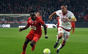 Jérémy Toulalan, ici à la poursuite de Firmin Mubele, a marqué contre son camp à Rennes.