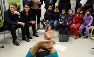 "La danse est-elle réservée aux filles ? Une femme peut-elle être maçon ?": Vincent Peillon et Najat Vallaud-Belkacem ont présenté lundi à des écoliers un projet d'apprentissage de l'égalité homme-femme qu'ils souhaitent généraliser.