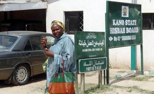 Une femme passe devant les bureaux de la Hisbah, police des moeurs, le 28 octobre 2013 à Kano