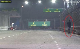 Un homme a fait irruption sur la piste lors du GP de Singapour, le 20 septembre 2015.