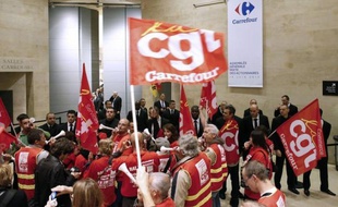 Les syndicats CGT et CFDT de Carrefour se sont invités lundi à Paris à l'assemblée générale des actionnaires du groupe français de distribution pour faire part de leurs inquiétudes et dénoncer le "démantèlement progressif du groupe au seul profit des actionnaires".