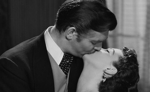 Rhett Butler et Scarlette O'Hara s'embrassent goulûment dans le film "Autant en emporte le vent", sorti en 1939.