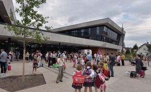 Des élèves devant l'Ecole européenne de Strasbourg.