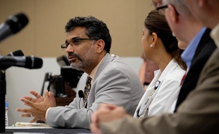 Ali S. Khan, le doyen du centre médical de l'Université de Nebraska annonce, le 5 septembre dernier, l'arrivée, du médecin Rick Sacra à l'hôpital universitaire pour s'y faire soigner.