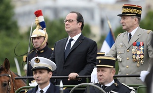 Le président Francois Hollande et le général Pierre de Villiers à leur arrivée le 14 juillet 2016 sur les Champs Elysées à Paris pour le traditionnel défilé