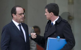Le président français François Hollande (g) et le Premier ministre Manuel Valls, le 21 janvier 2015 à Paris