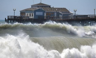 De grosses vagues créés par un ouragan s'écrasent sur la côte à Seal Beach, en Californie, le 27 août 2014