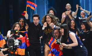 La délégation arménienne à l'Eurovision 2016 à Stockholm, (Suède). Cette année-là, Iveta Moukouchian (au centre, en body) s'était classée septième.