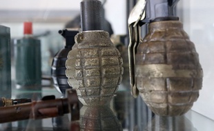 Des grenades dans un centre de déminage. Illustration.