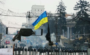 Des forces de sécurité observent à distance des manifestants à Kiev (Ukraine) le 28 janvier 2014.