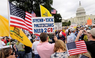 Plusieurs milliers de manifestants ont marché de la Maison Blanche au Capitole à Washington pour protester contre la politique d'Obama le 12 septembre 2009
