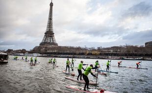 Une séance de paddle nautique à Paris, en décembre 2018.